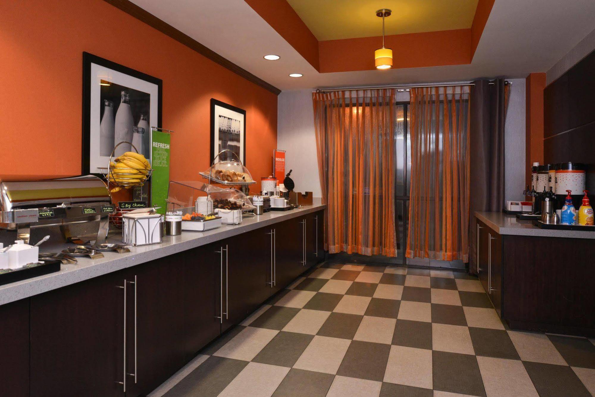 Hampton Inn Springfield Exterior photo
